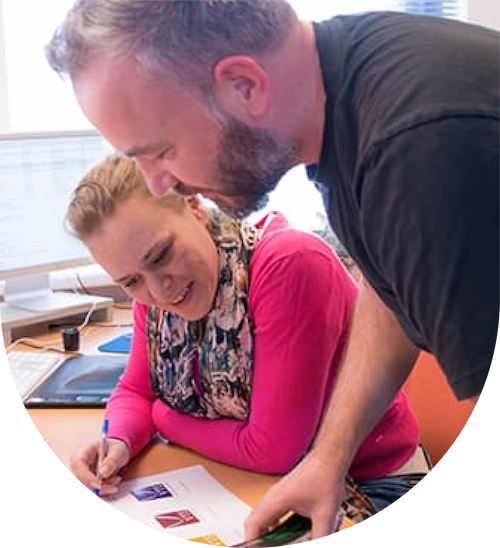 Twee teamleden van Van Doren Reclame die op kantoor overleggen